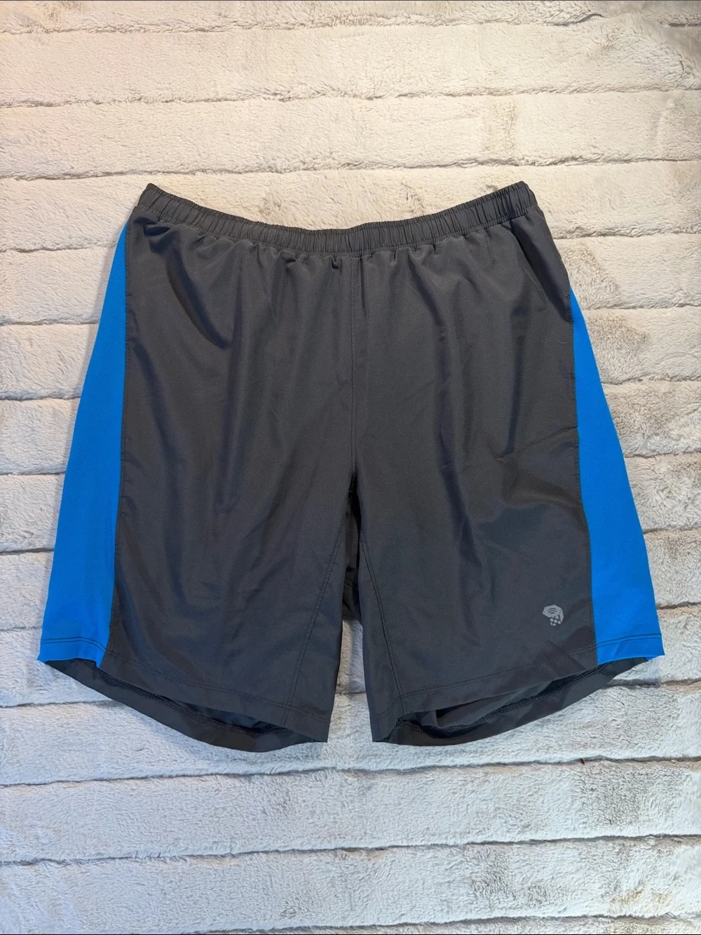 Mountain Hardwear Men’s Blue and Black Athletic Shorts w/ liner short, Medium